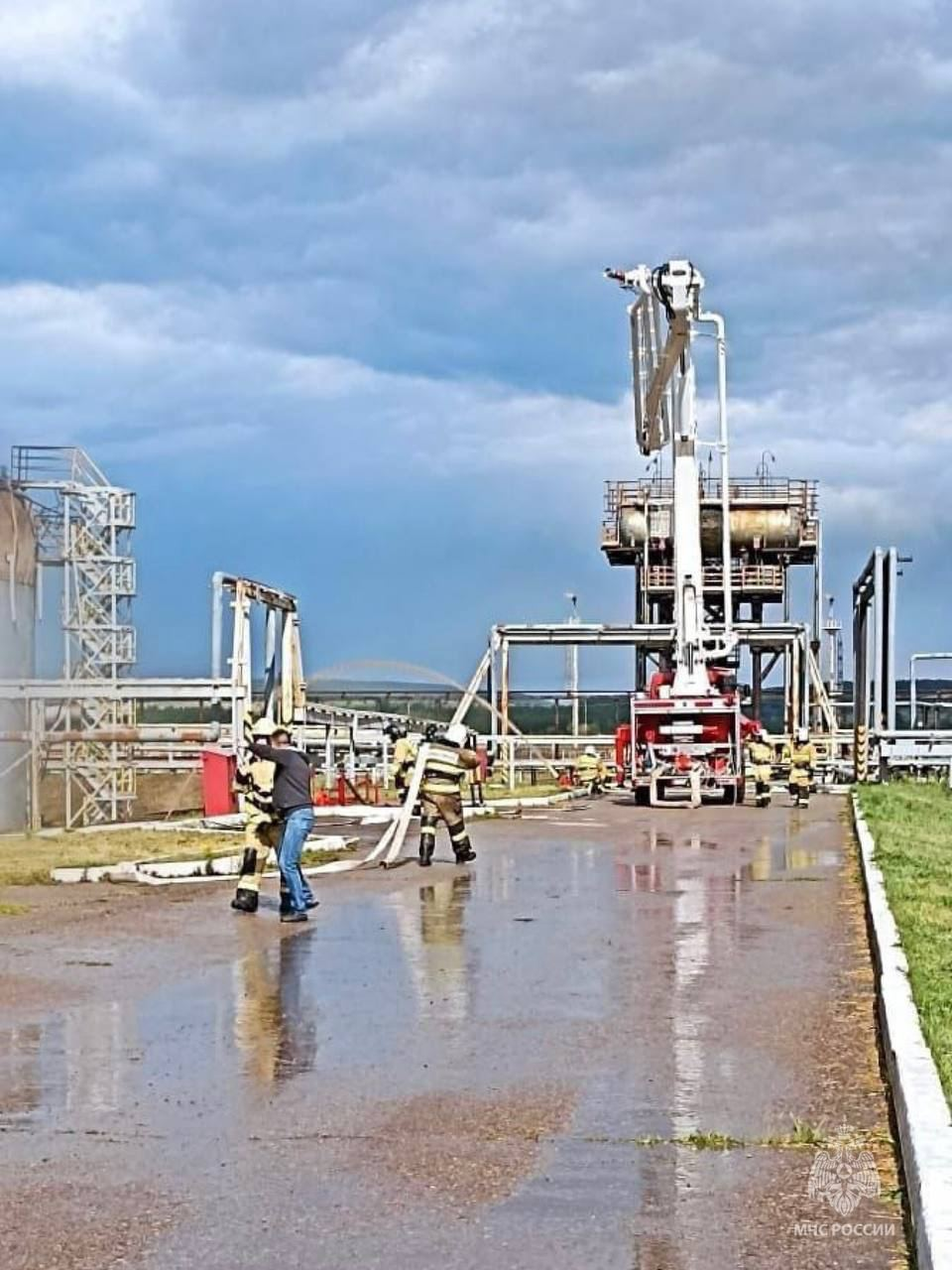 Rusiyada ildırım neft çənini vurdu, alovlar qalxdı - Fotolar