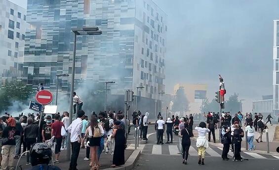 Fransada merin evinə hücum: xanımı və övladı yaralandı - VİDEO