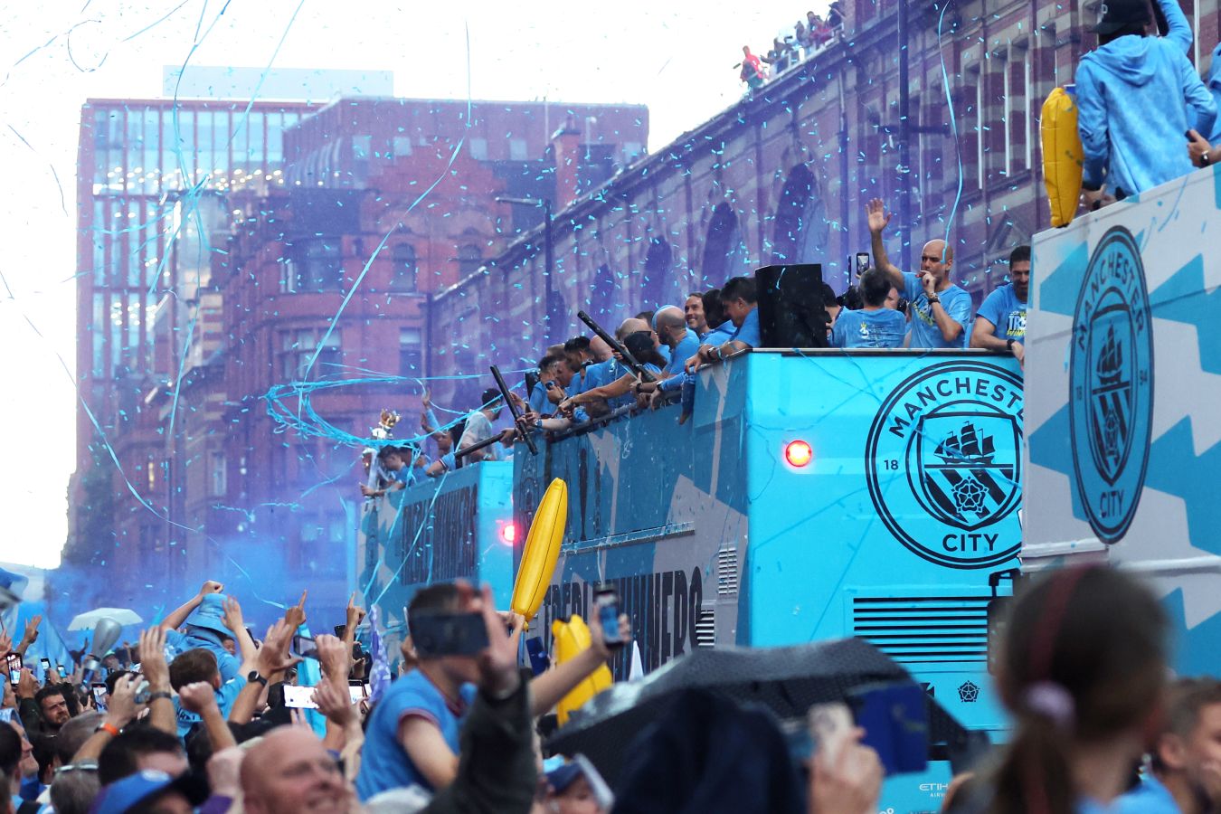 manchester-siti-provyol-chempionskij-parad_16865976891205217275 Çempionluq paradından FOTOLAR