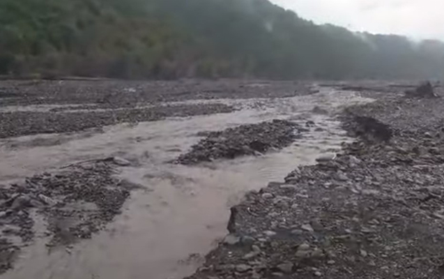 Selə görə təhlükəli vəziyyətdə qalan beş nəfər xilas edildi - VİDEO