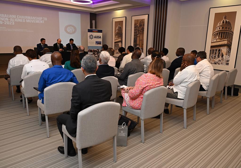 XİN rəsmisi Kubada müzakirələr apardı - FOTO