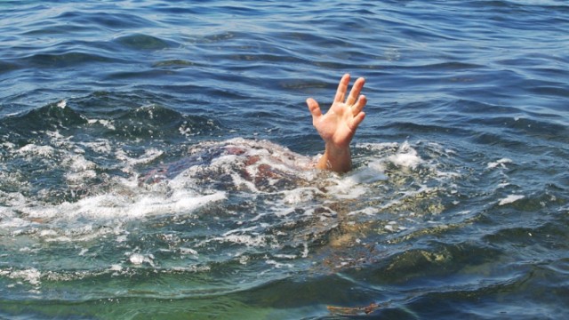 Batan şəxs belə xilas edildi - ANBAAN VİDEO 1 Batan şəxs belə xilas edildi - ANBAAN VİDEO