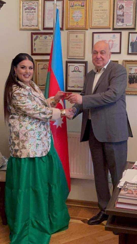 Elza arzusuna çatdı, "hədiyyə"sini ondan aldı - FOTO