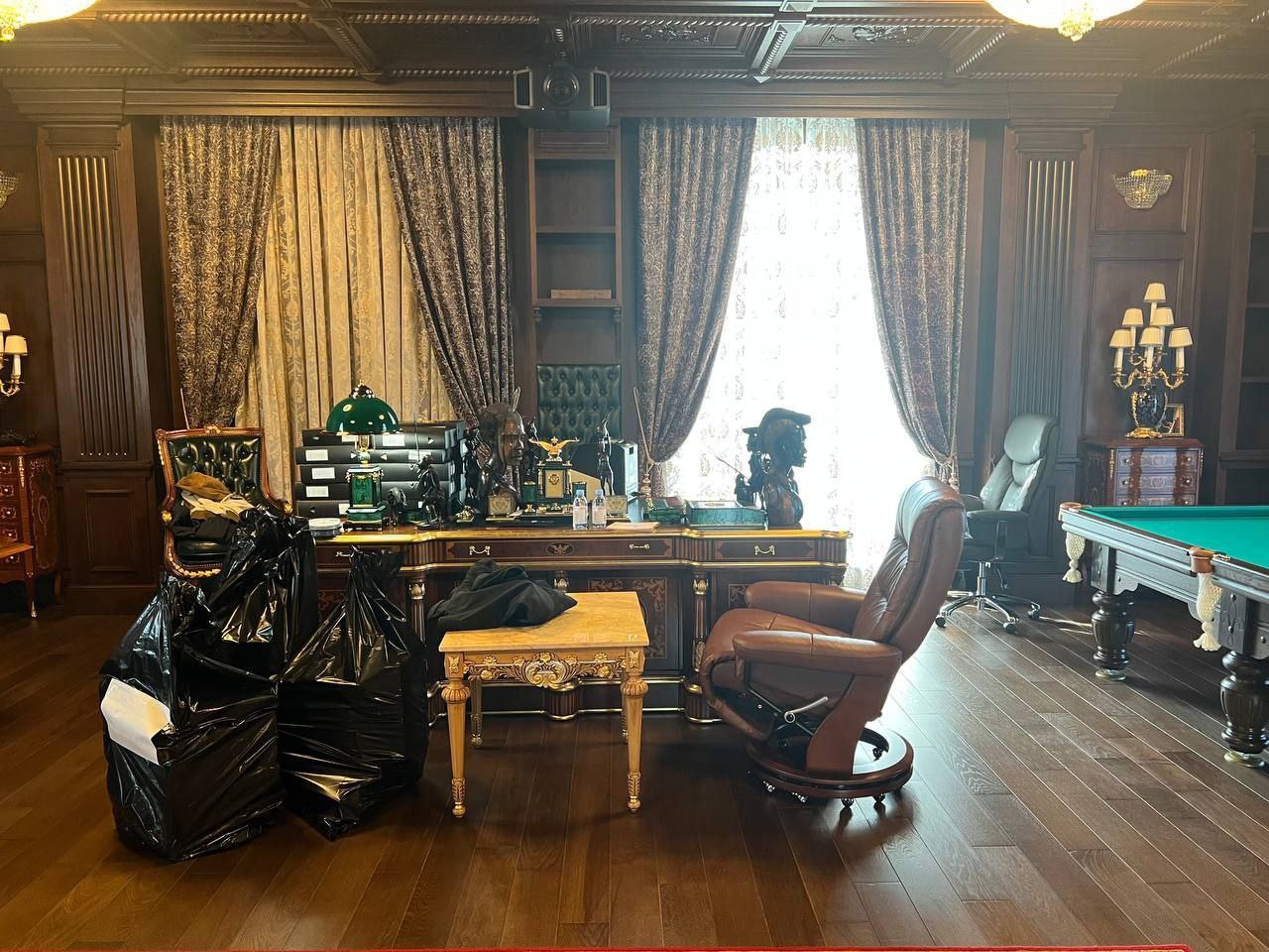 Priqojinin ev və ofisindən tapılanlar - FOTOLAR / VİDEO