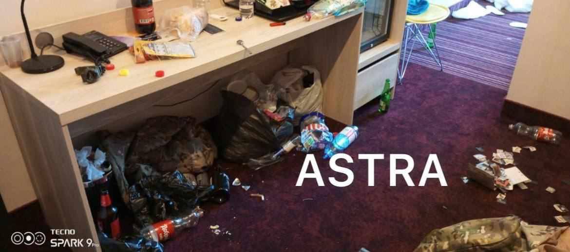 Vaqnerçilər otelləri bərbad etdi, işçini döydülər - VİDEO