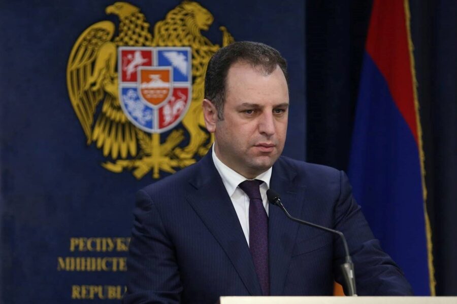 Keçmiş erməni nazir 29 "hərbçi"ni belə mükafatlandırıb