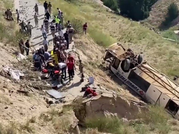 Türkiyədə sərnişin avtobusu aşdı: ölənlər və yaralananlar var - FOTO / VİDEO 5 Türkiyədə sərnişin avtobusu aşdı: ölənlər və yaralananlar var - FOTO / VİDEO