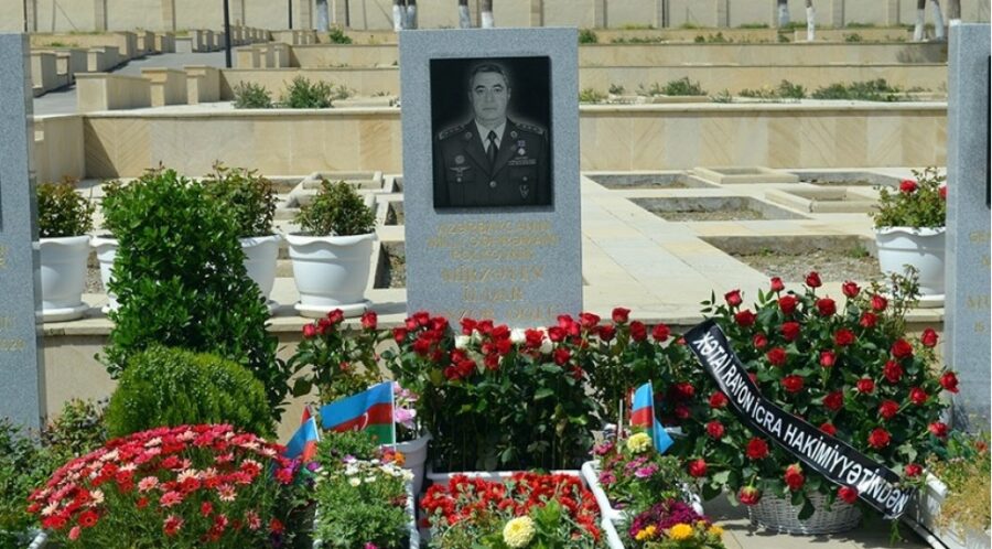 Milli Qəhrəmanın məzarı ziyarət edildi 1 Milli Qəhrəmanın məzarı ziyarət edildi