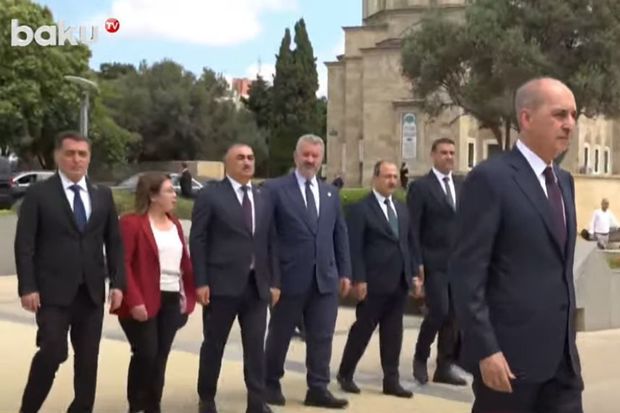 Numan Kurtulmuş Heydər Əliyevin məzarını ziyarət etdi