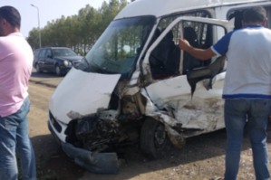 Ziyarətgaha gedən mikroavtobus qəzaya düşdü - Yaralılar var / VİDEO