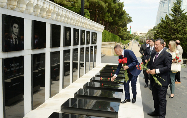 Fuad Oqtay Şəhidlər xiyabanında - FOTOLAR