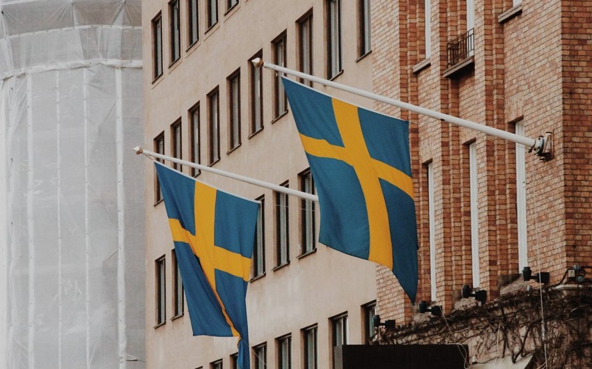 Quranın təhqir olunmasına görə İsveç səfirliyini yandırdılar - VİDEO