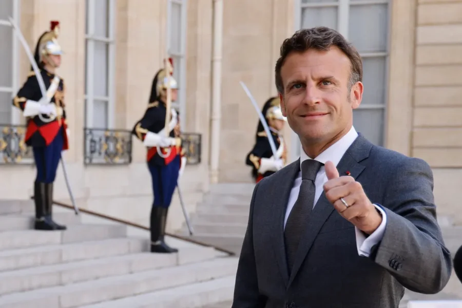 Makrondan bir İLK: Bu ölkəyə borc verəcək