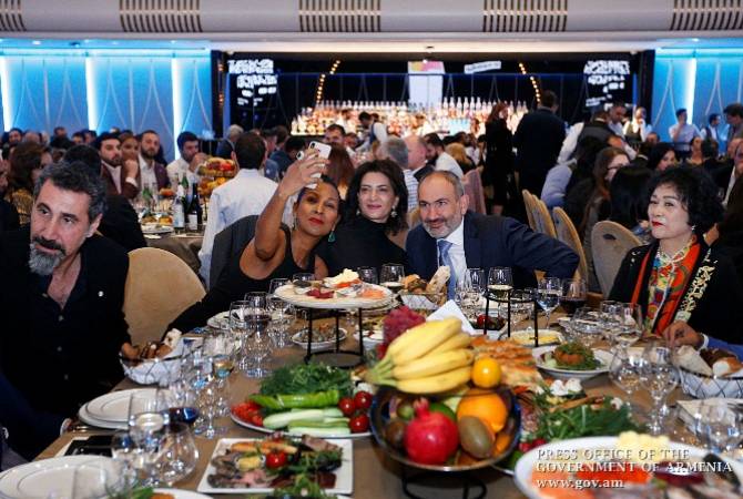 Paşinyan və arvadı qonaqlıq verib, pul yığacaqlar