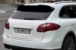 "Porşe" ilə təhlükəli vəziyyət yaradan sürücü saxlanıldı - VİDEO