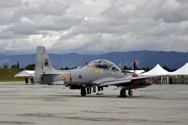 Kolumbiyada hərbi təyyarələr toqquşdu: polkovnik öldü - VİDEO 1 Kolumbiyada hərbi təyyarələr toqquşdu: polkovnik öldü - VİDEO