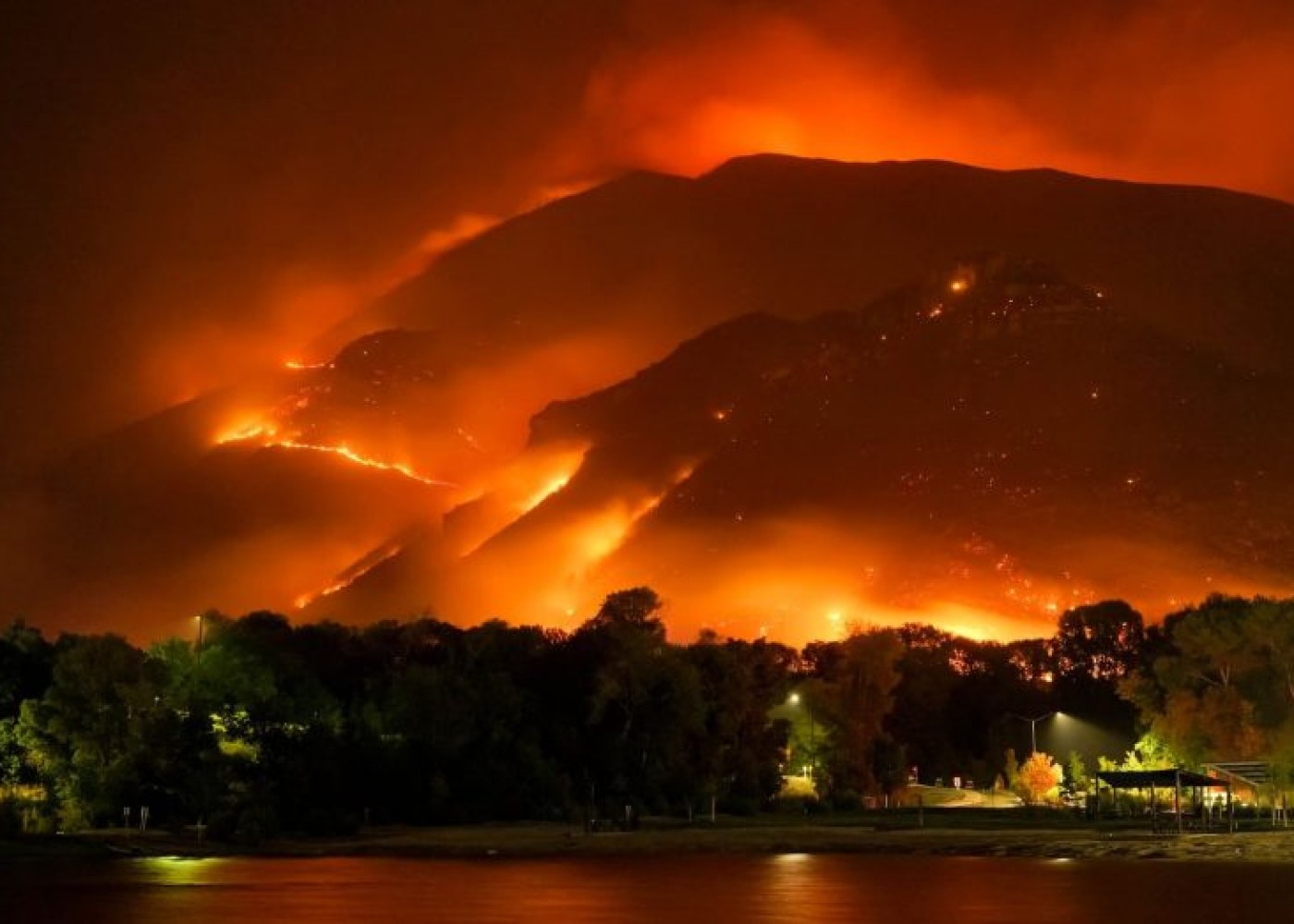 İspaniyada yanğınlar nəzarətdən çıxdı - İnsanlar təxliyə edilir