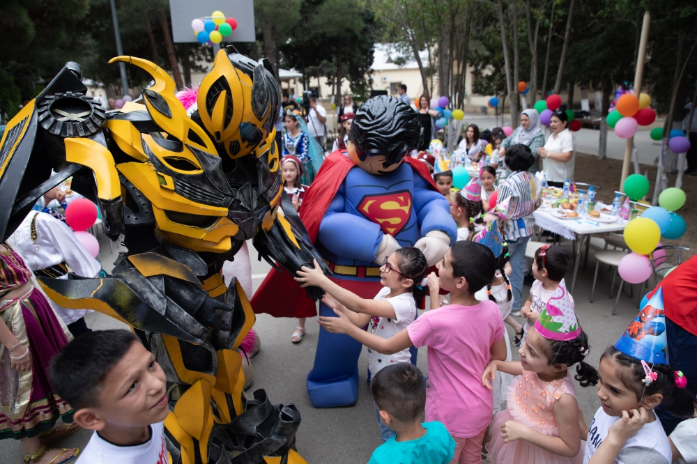 Mehriban Əliyeva uşaqları belə sevindirdi - FOTOLAR