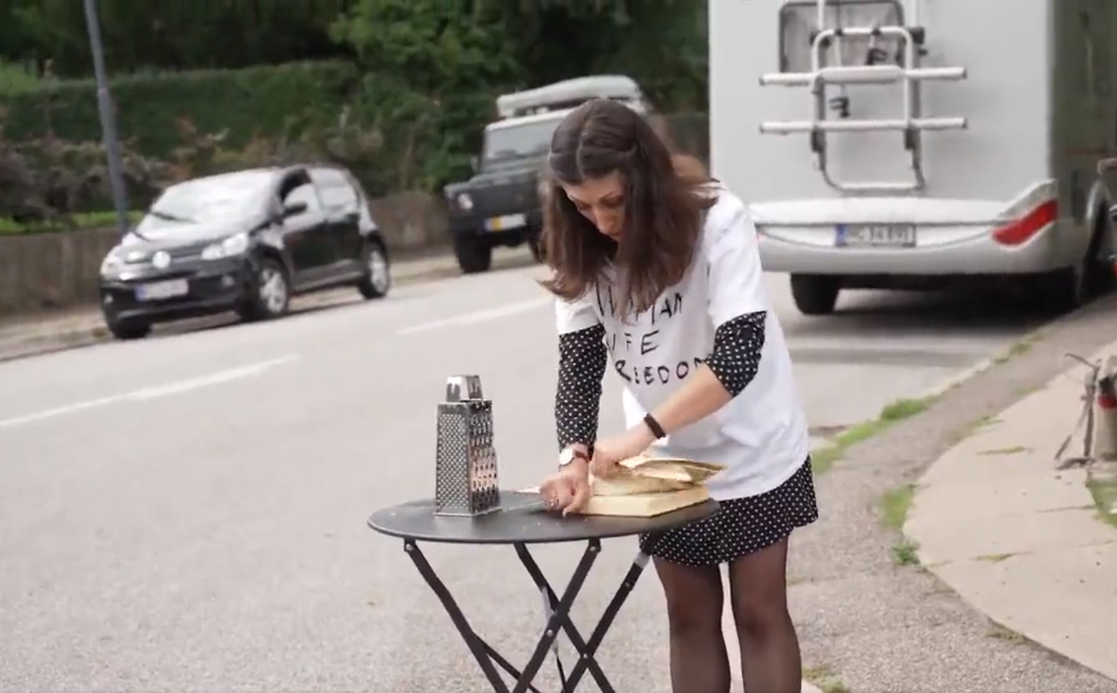 İran əsilli sənətçi Qurani-Kərimi cırdı - VİDEO