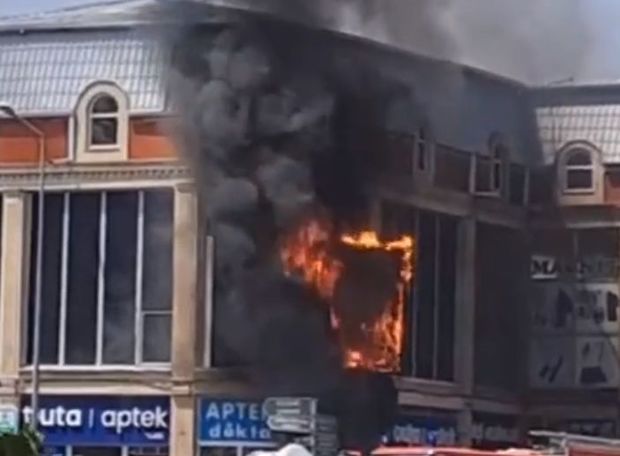 Gəncədə ticarət mərkəzi yanıb - VİDEO