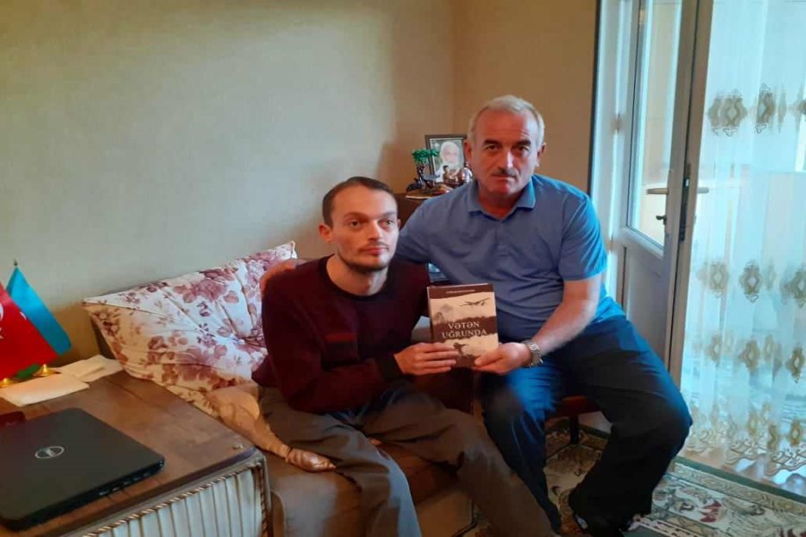 Gənc yazıçı şəhidlər haqda kitabını Səməd Vəkilova hədiyyə etdi