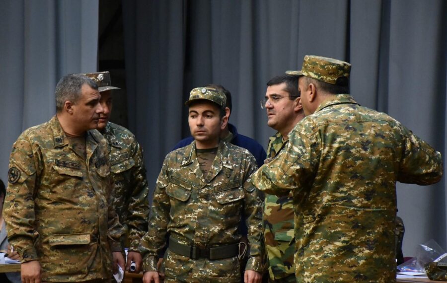 Erməni bloger həyəcan təbili çaldı: "Onlar ölkəyə girirlər!" - VİDEO