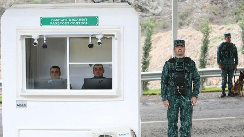 Sərhədin bir tərəfində Ermənistandan gələn yüklər, digər tərəfində "ac ermənilər"...