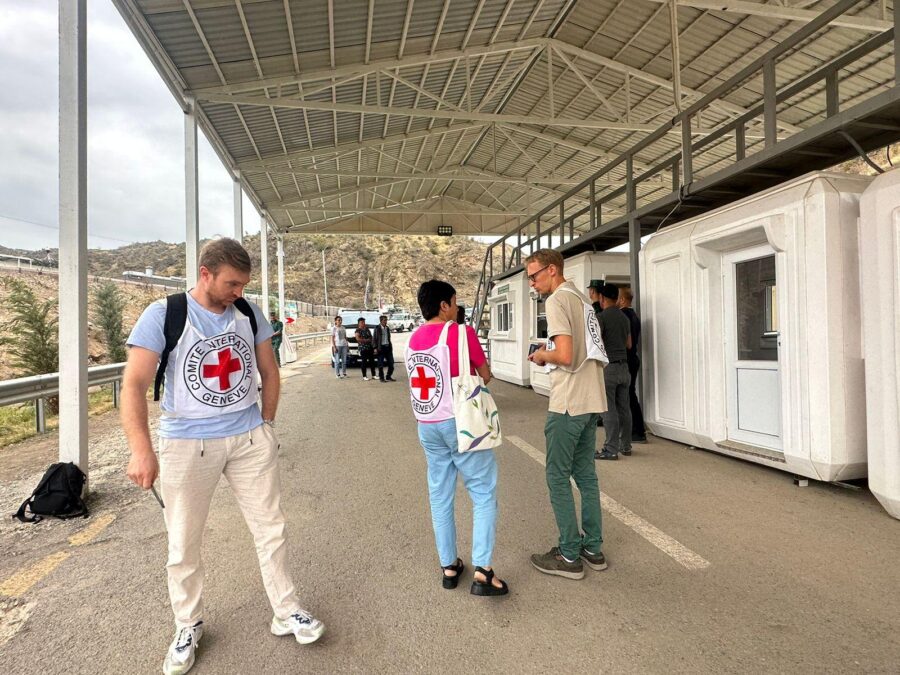 Ermənilər Laçın postundan belə keçir - FOTOLAR