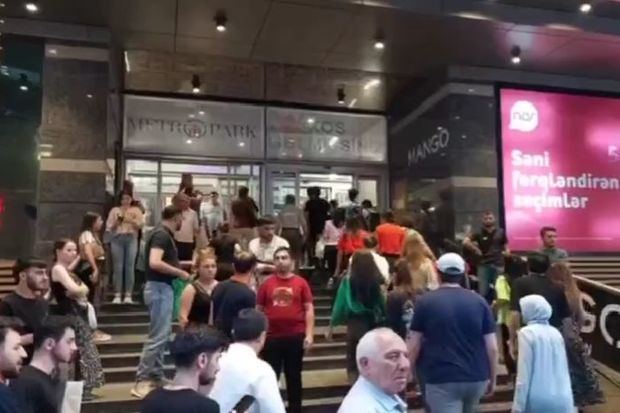 “Metropark”da bomba xəbəri: qorxulu anlar... - VİDEO 1 “Metropark”da bomba xəbəri: qorxulu anlar... - VİDEO