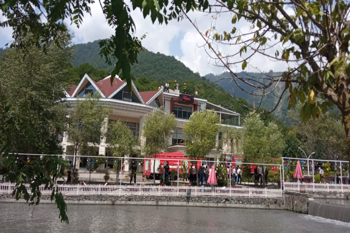 Qəbələdə restoran yanır