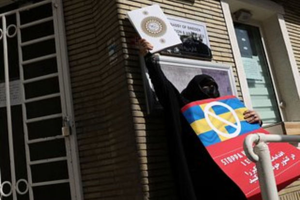 Stokholmda yandırılan Quranı söndürməyə cəhd edən qadın saxlanıldı