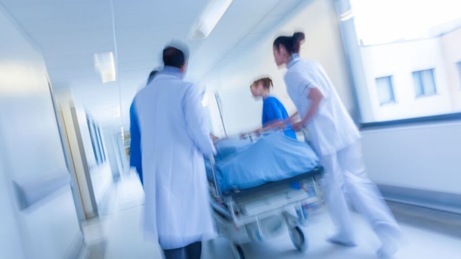 Qənirə Paşayeva süni nəfəs aparatına qoşuldu