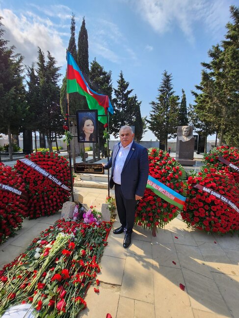 Qənirə Paşayevanın məzarı - FOTO 3 Qənirə Paşayevanın məzarı - FOTO