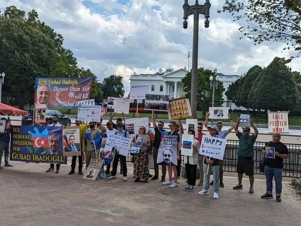Qubad İbadoğluya dəstək aksiyası: Erməni bayrağı qaldırıldı - FOTO 5 Qubad İbadoğluya dəstək aksiyası: Erməni bayrağı qaldırıldı - FOTO