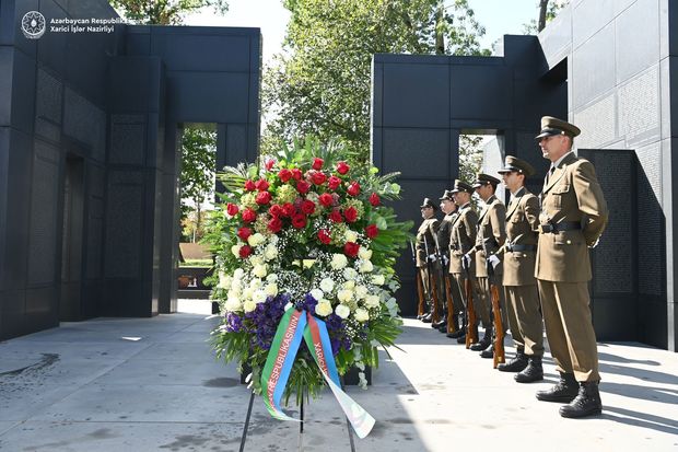 XİN başçısı “Xorvat qurbanlarının səsi - Ağrı divarı” abidəsini ziyarət etdi - FOTO