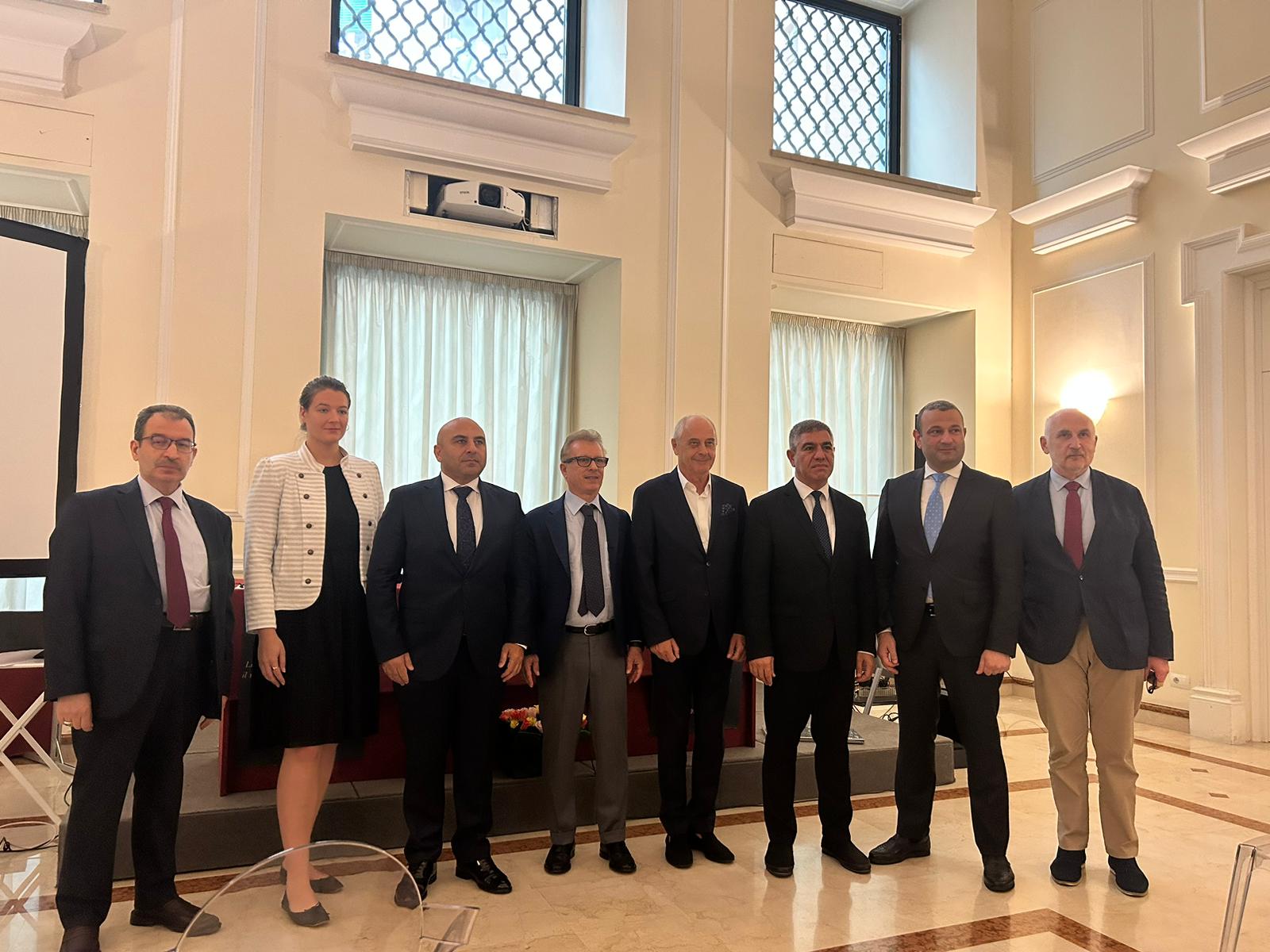 Neapolda Heydər Əliyevin 100 illik yubileyi münasibətilə beynəlxalq elmi konfrans keçirildi - VİDEO 1 Neapolda Heydər Əliyevin 100 illik yubileyi münasibətilə beynəlxalq elmi konfrans keçirildi - VİDEO