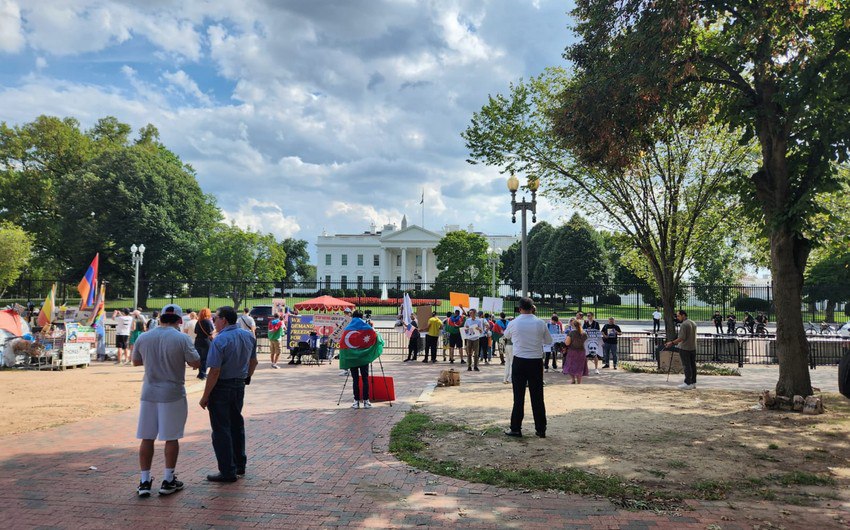 Qubad İbadoğluya dəstək aksiyası: Erməni bayrağı qaldırıldı - FOTO