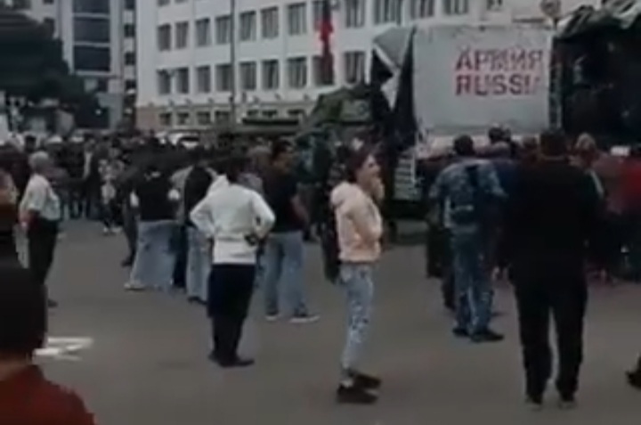 Ermənilər yük avtomobillərində bölgəni tərk edirlər - VİDEO 1 Screenshot 20230923 222407 Telegram