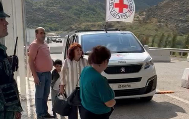 Daha 4 erməni sakin "Laçın” buraxılış məntəqəsindən sərbəst keçdi - VİDEO