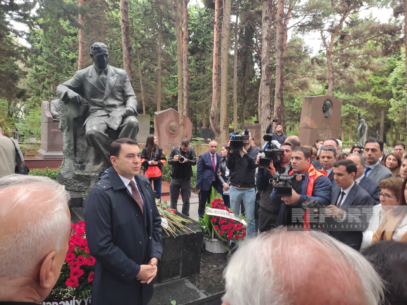 Üzeyir Hacıbəylinin məzarı ziyarət olundu - FOTOLAR
