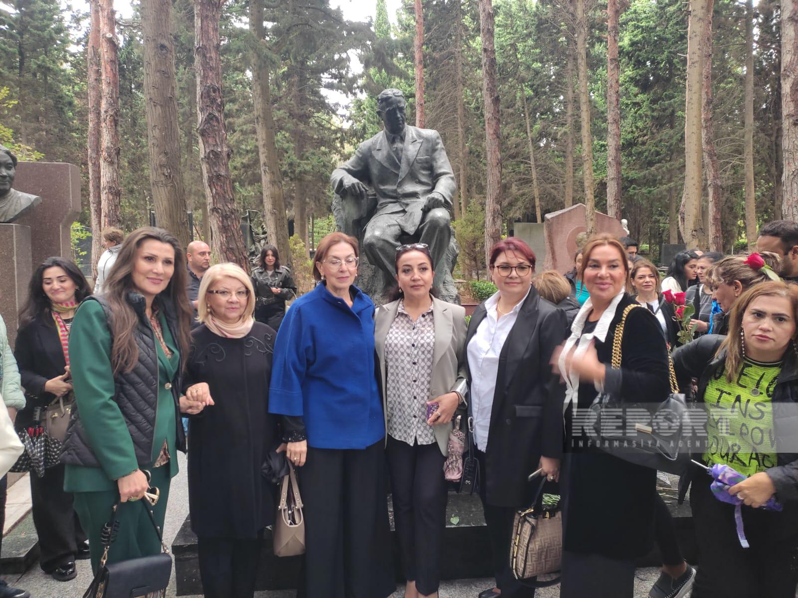 Üzeyir Hacıbəylinin məzarı ziyarət olundu - FOTOLAR