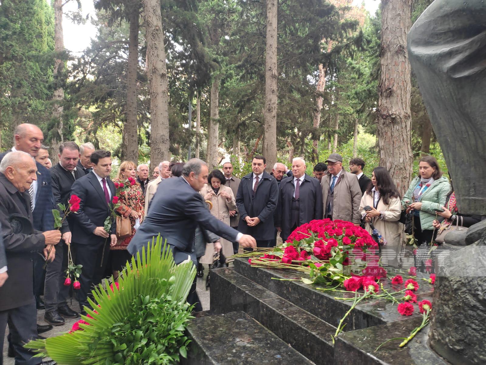 Üzeyir Hacıbəylinin məzarı ziyarət olundu - FOTOLAR