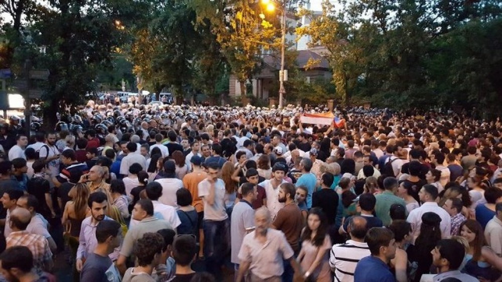 İrəvanda son vəziyyət: 34 nəfər yaralandı, 16-sı... - VİDEO / YENİLƏNİB 1 aksiya irevan