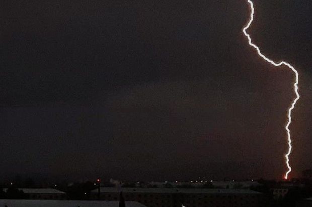 Gəncədə evə ildırım düşdü, yanğın baş verdi