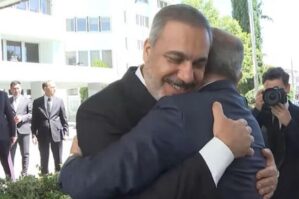 Ceyhun Bayramov Hakan Fidana Qarabağ xalçası hədiyyə etdi - FOTO