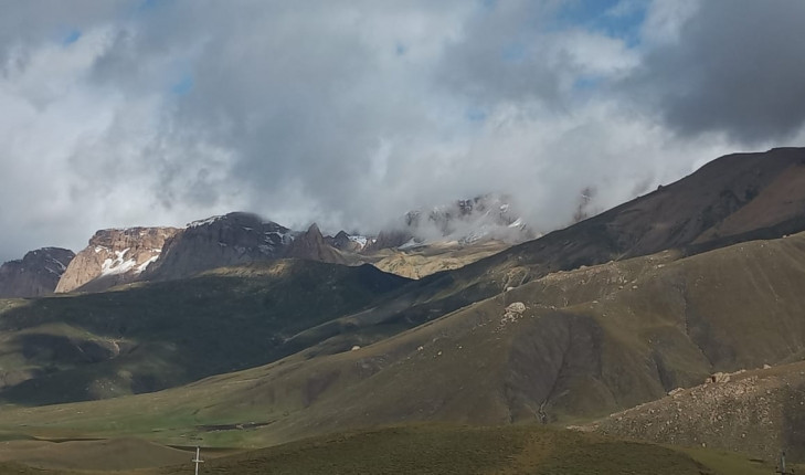 Şamaxıda kişi dağdan yıxılıb öldü