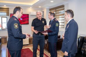 Vilayət Eyvazov o polisi təltif etdi - FOTOLAR