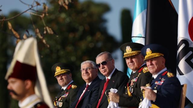 Ərdoğan İstanbul boğazındakı möhtəşəm paradı izlədi - VİDEO