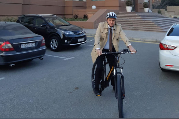 Azərbaycanda işə velosipedlə gedən hakimə yüksək vəzifə verildi - FOTO