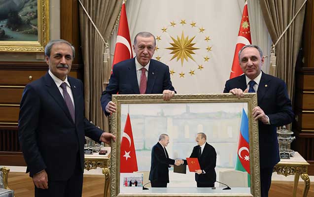 Kamran Əliyev Ərdoğana tarixi əsəri təqdim etdi - FOTO